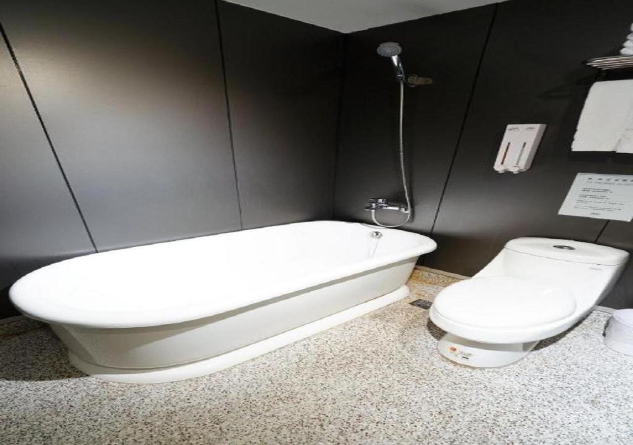 Walker Hotel - Sanchong Taipei Exterior photo
